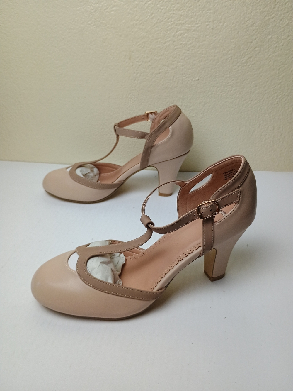 Journee Collection Olina 8.5 Beige T-Strap Pump Block Heels Classic Vintage